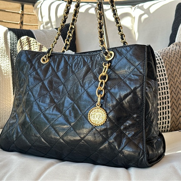 100% Authentic Gold-Tone Chanel Vtg. 2005 Medallion
Zipper Pull Charm/ Key Chain - Picture 2 of 16